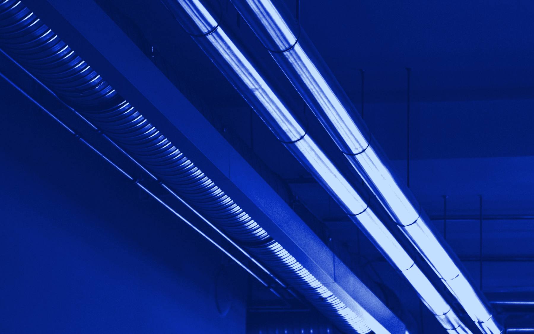 Réseau de canalisations métalliques au plafond d’un bâtiment